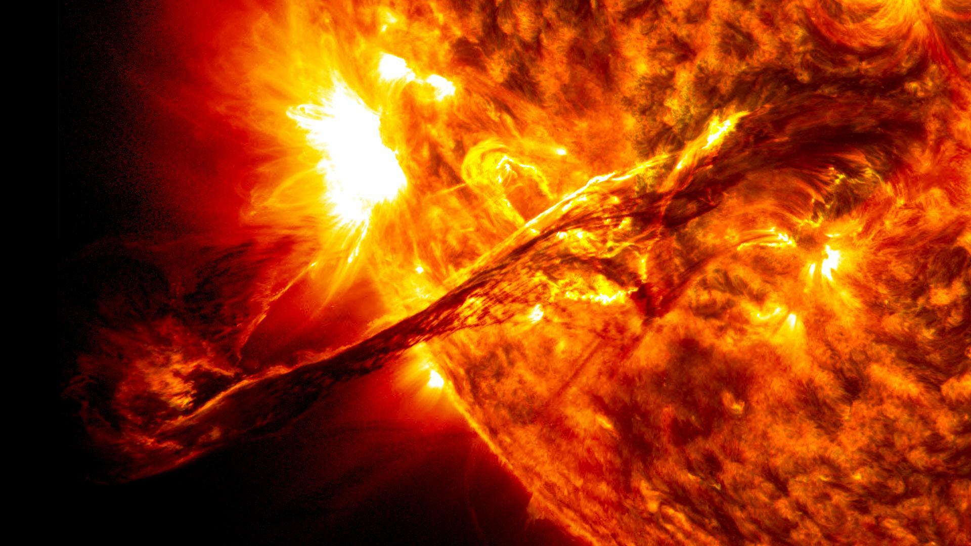 太陽表面で発生したプロミネンス©Wikipedia