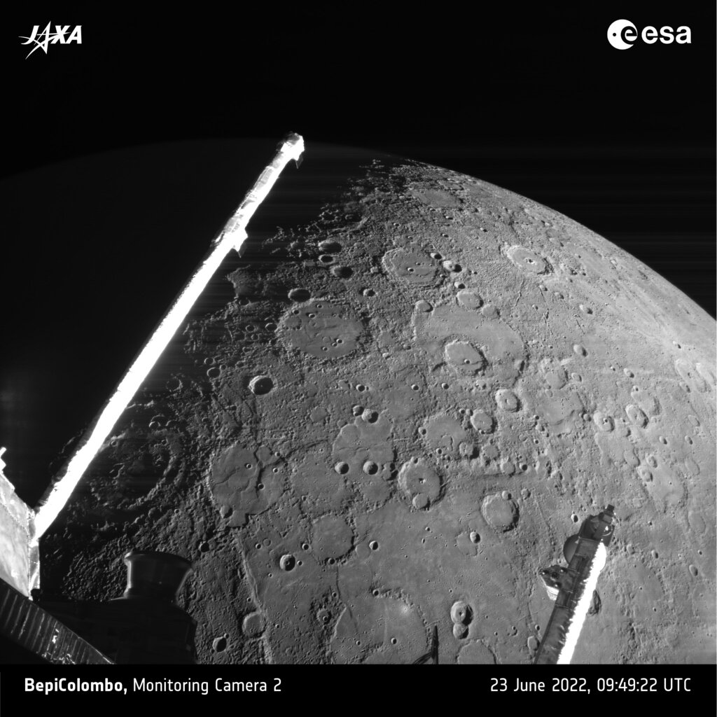 ベピ・コロンボ探査機が撮影した水星表面©ESA / JAXA