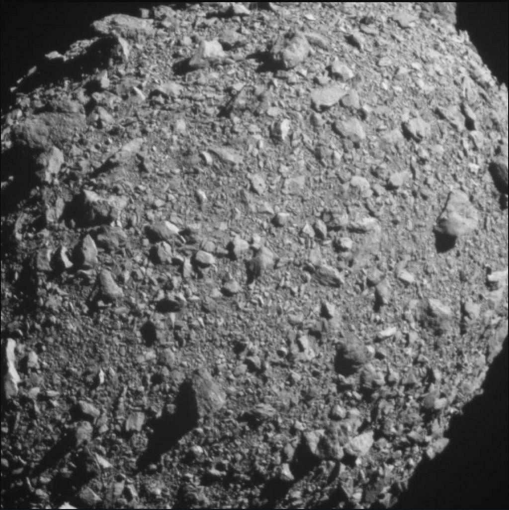 小惑星ディモルフォス 出典:NASA / Wikipedia