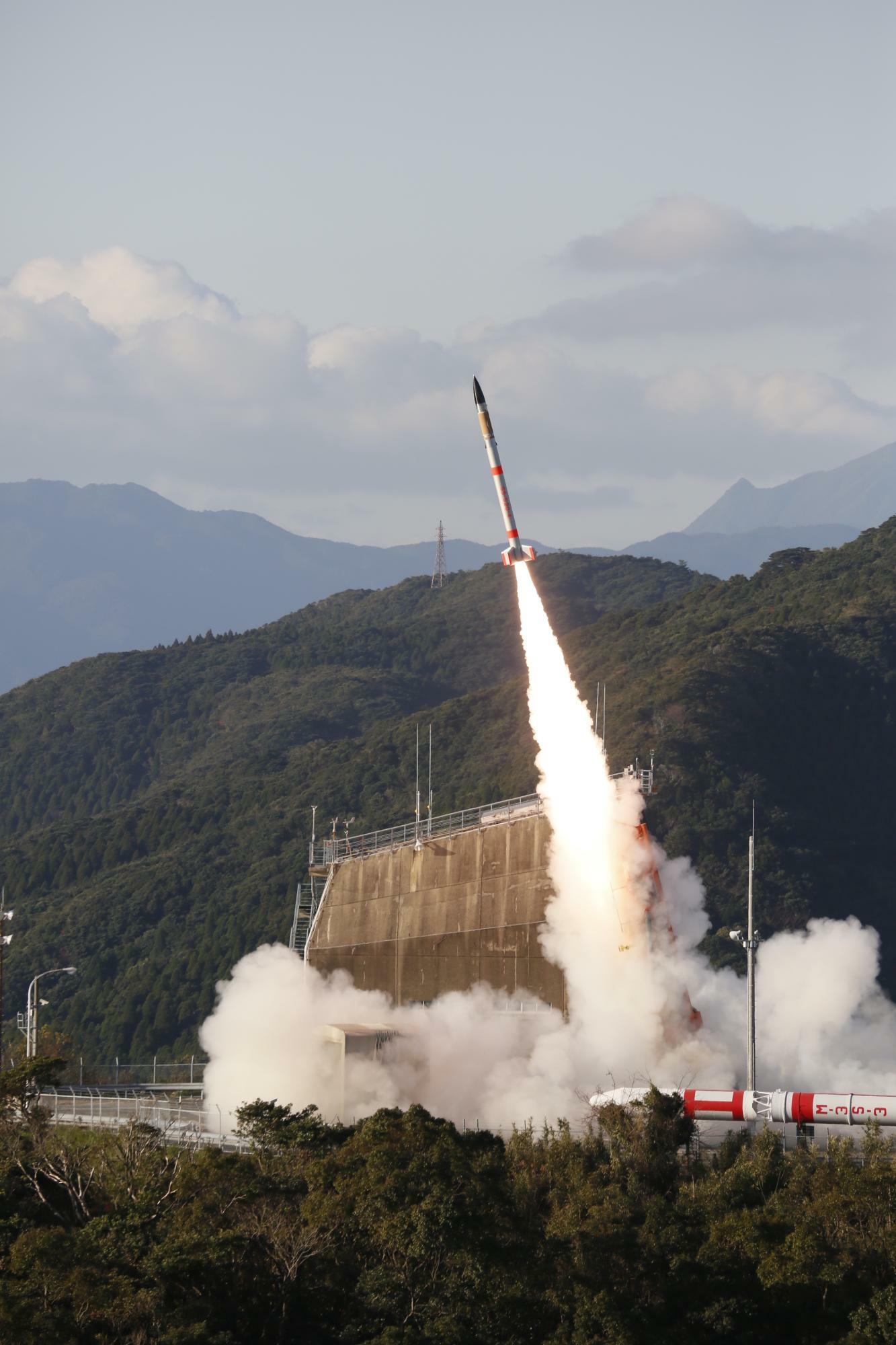 過去の観測ロケット打ち上げの様子 出典：JAXA