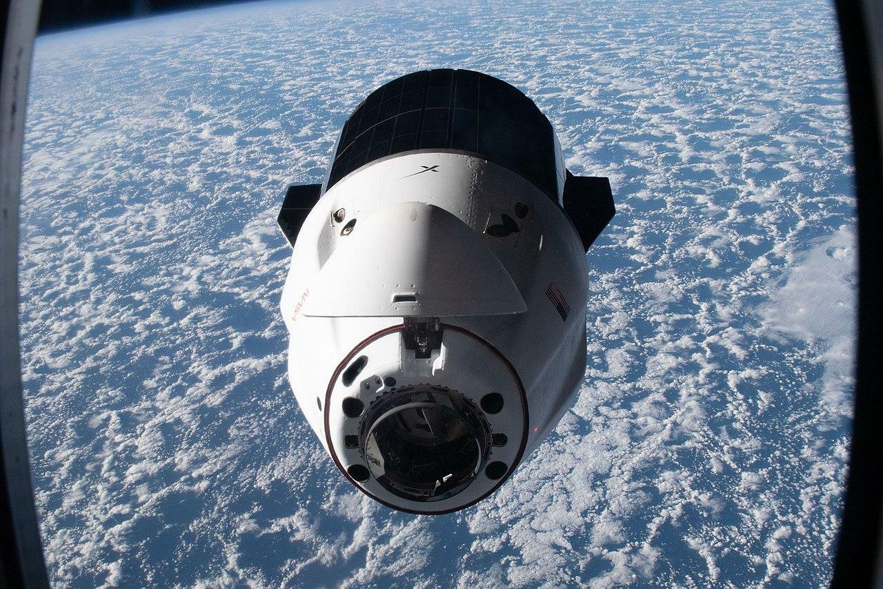 ISSに接近するクルードラゴン　出典：Wikipedia / SpaceX