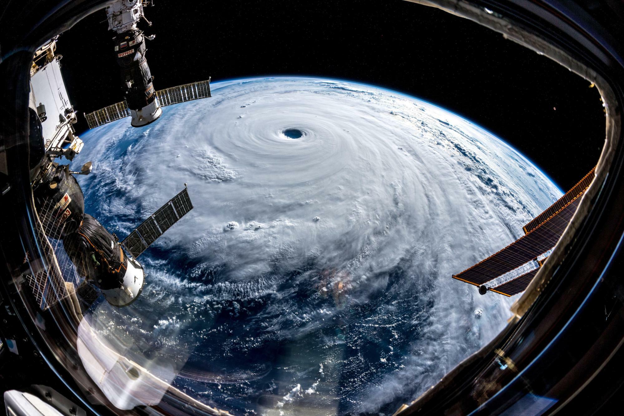 宇宙から見た台風　出典：ESA/ALEXANDER GERST