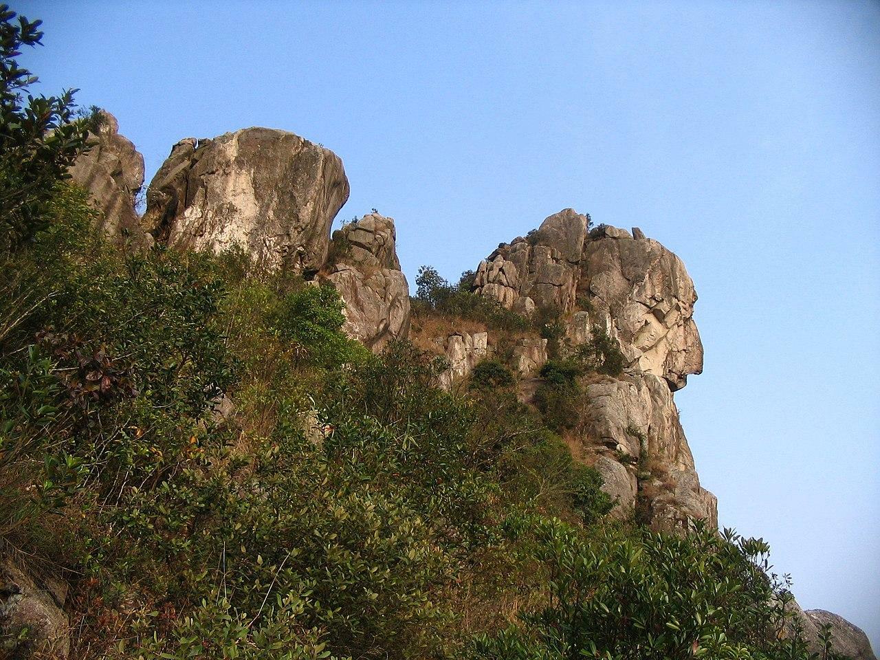 香港の獅子山（ライオンロック）出典：Wikipedia