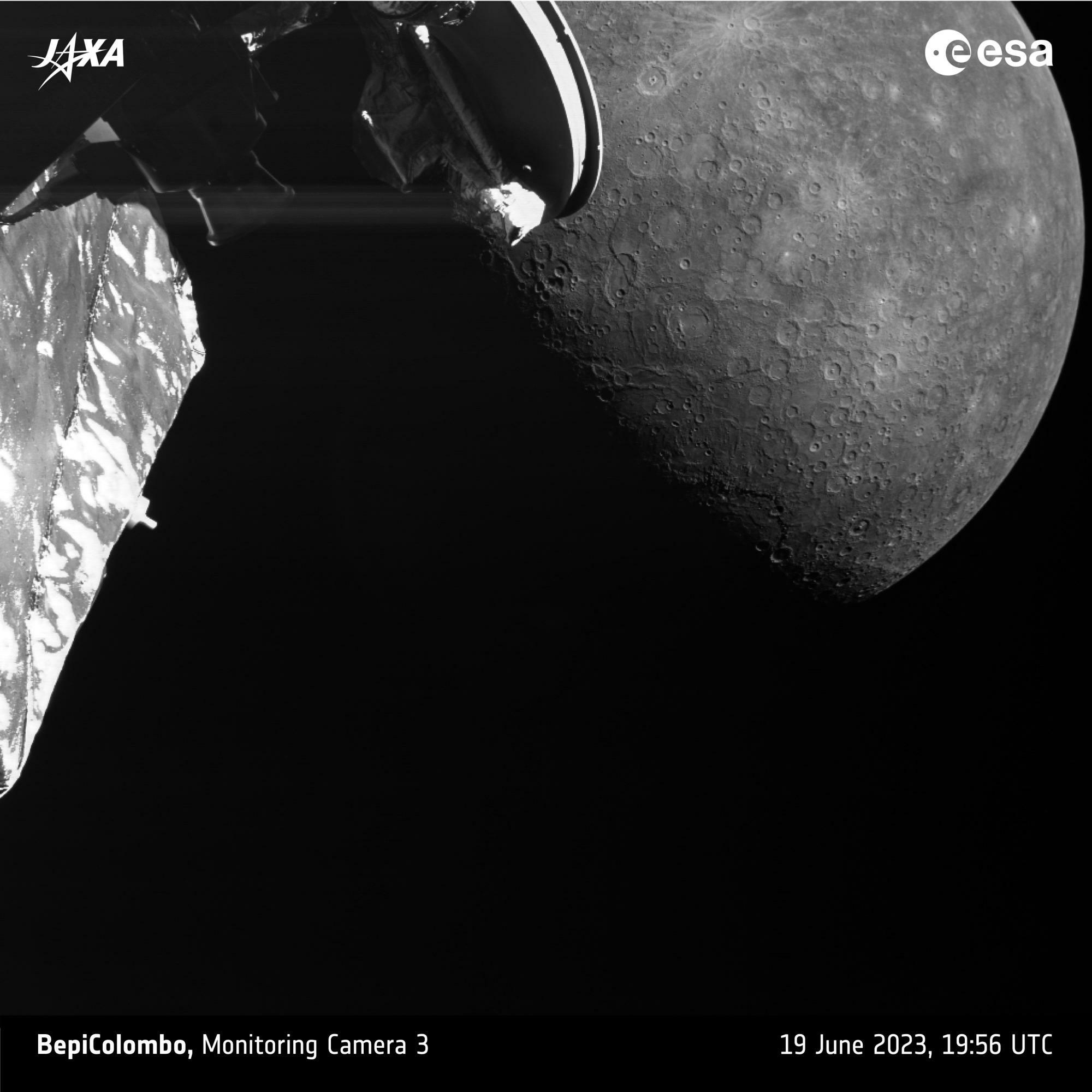 水星スイングバイを行うベピ・コロンボ探査機の様子　出典：ESA / X