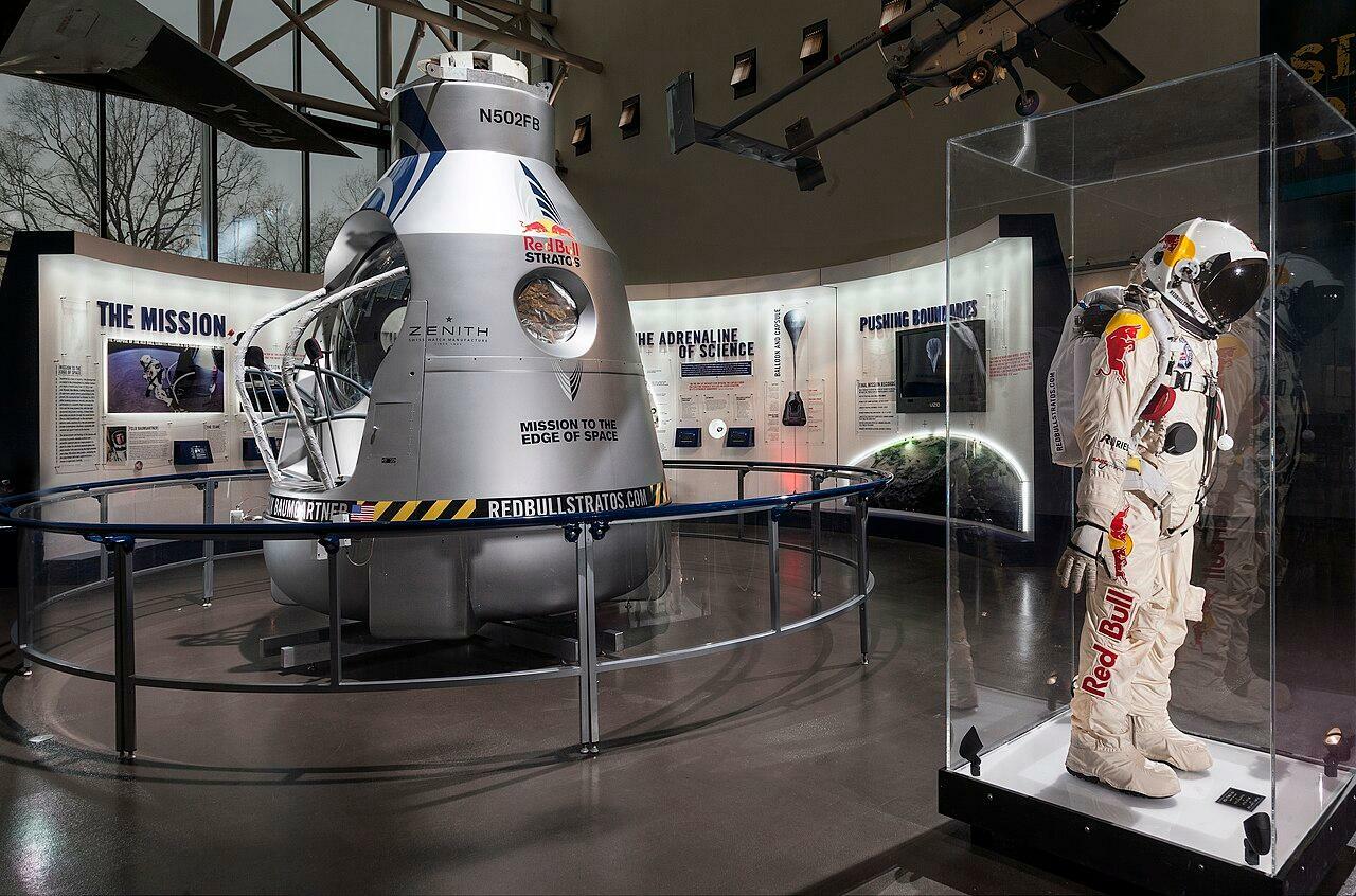 使用した宇宙服と気球 出典：Smithsonian Institution