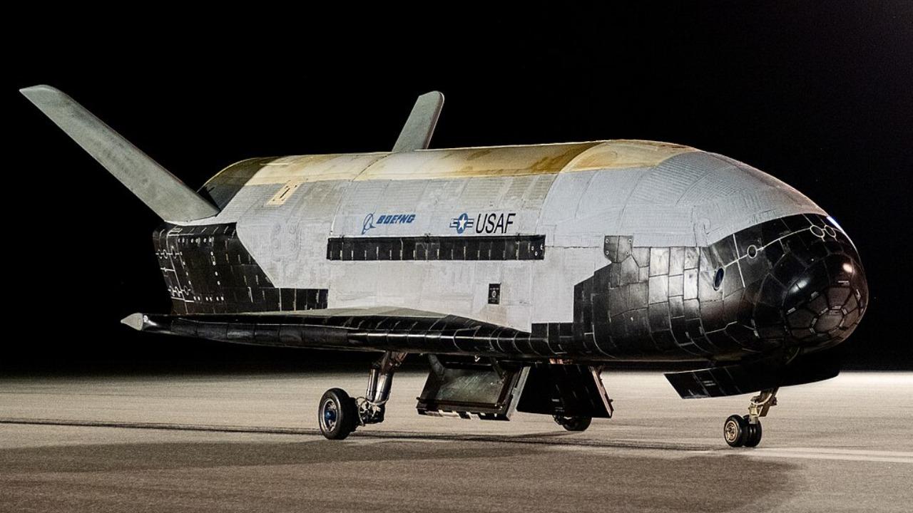アメリカの極秘宇宙船「X-37B」434日ぶりに地球へ帰還 目的は謎 アメリカの極秘宇宙船「X-37B」434日ぶりに地球へ帰還 目的は謎