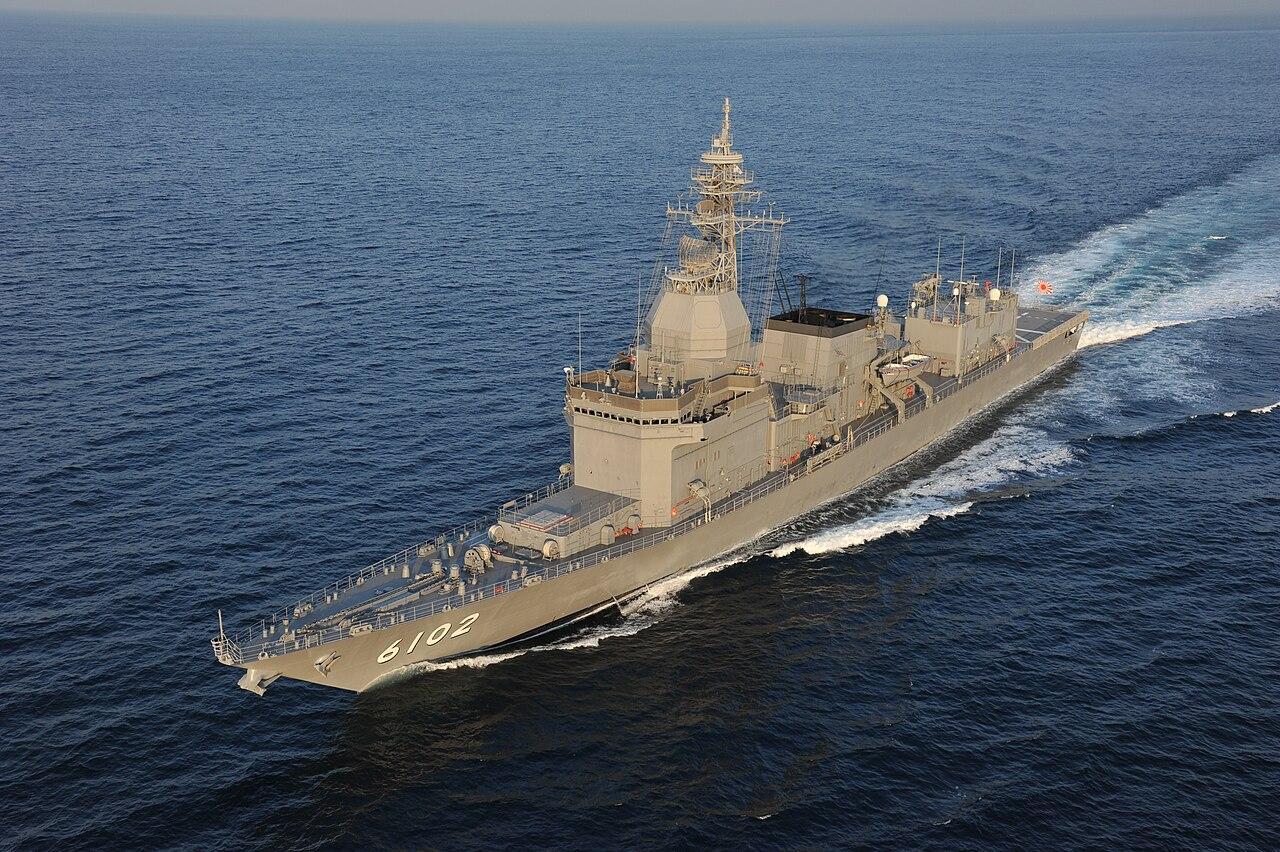 洋上を往く「あすか」　出典：海上自衛隊