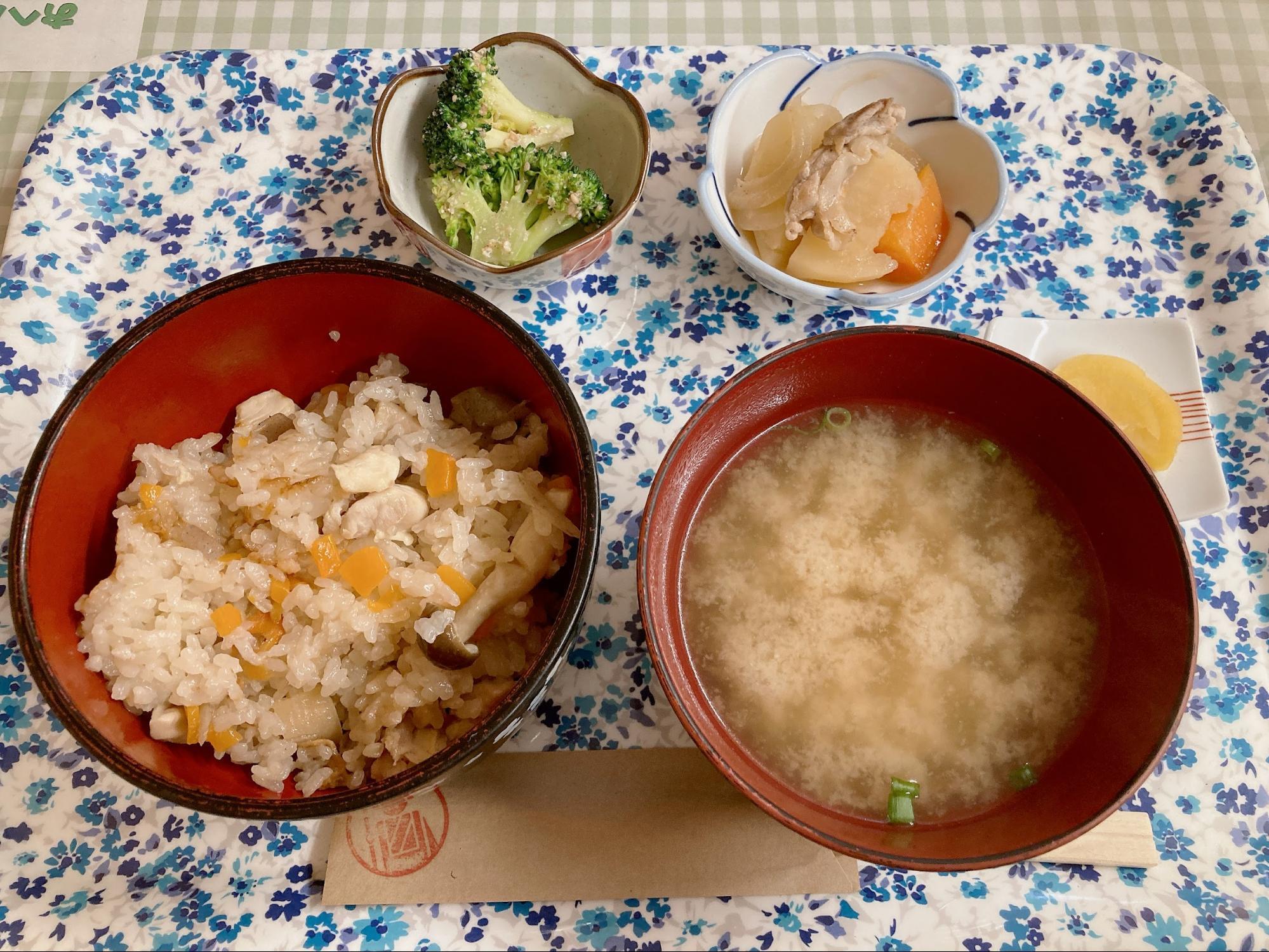 五目炊き込みご飯定食・小（350円）