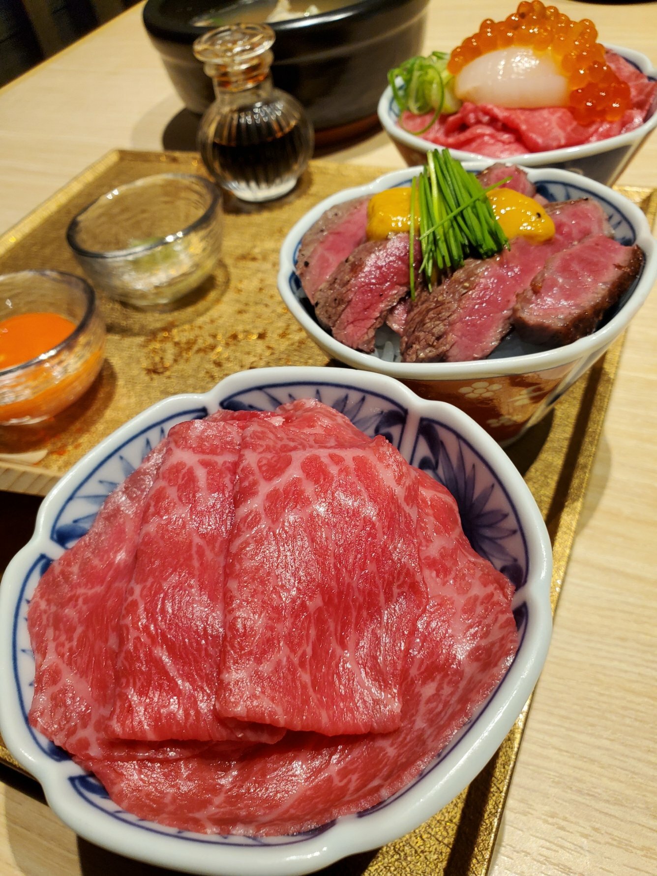 とろニク丼三姉妹 1650円