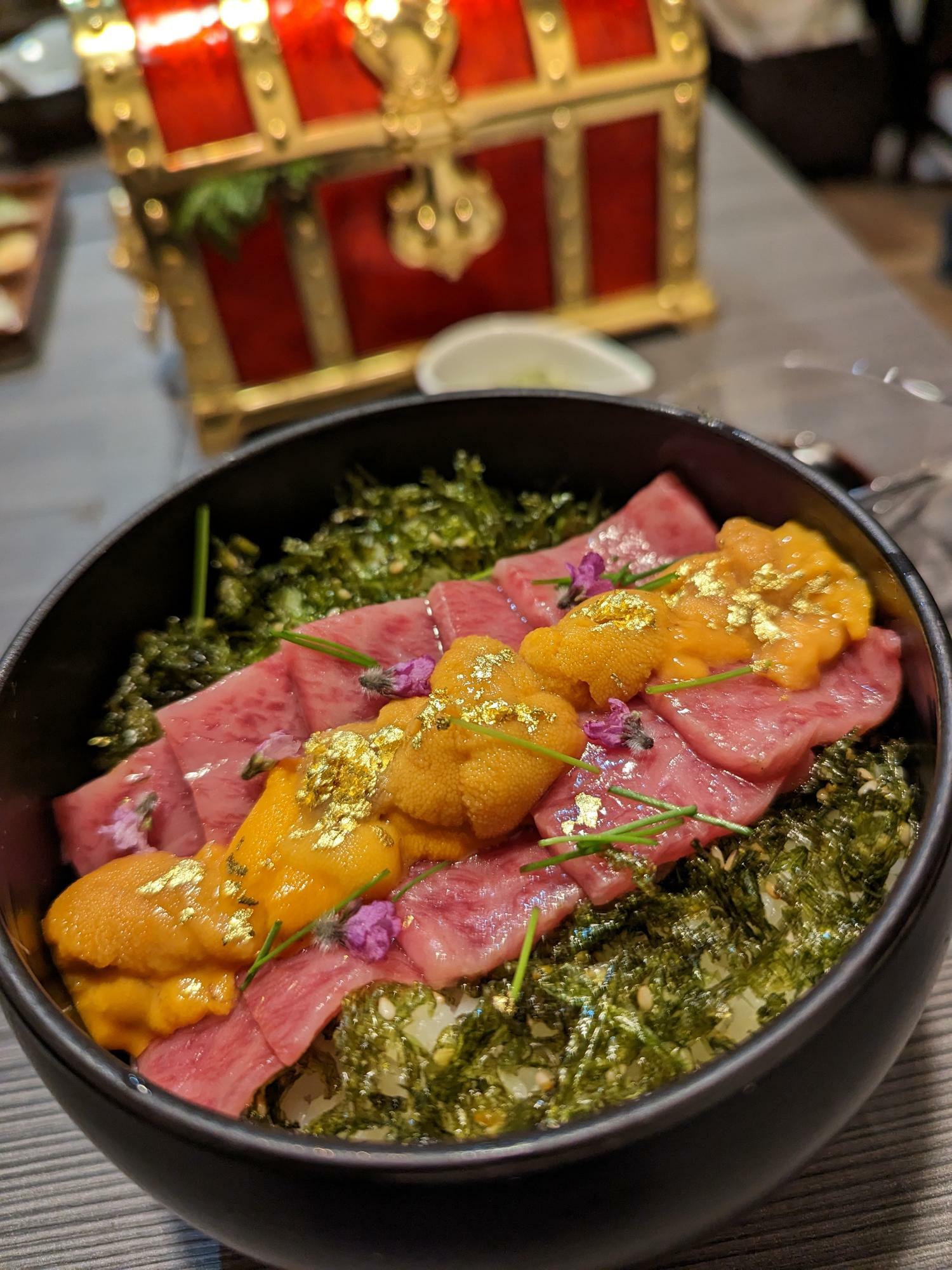 極上ハネシタ肉にウニ巻き寿司5食分の雲丹を乗せた「松心 極み飯」1800円！