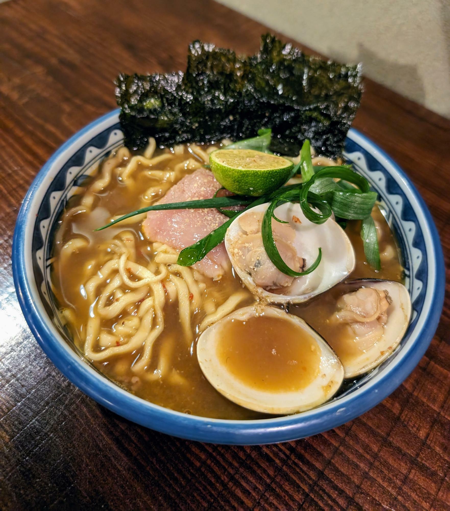 〆メニューには鶏出汁と蛤のラーメン