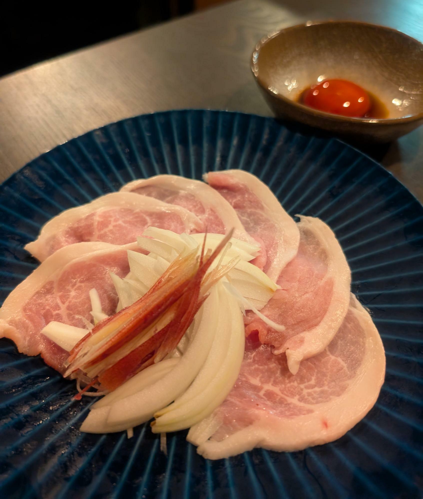 しゃぶしゃぶした豚肉にミョウガと玉葱を包んでいただきます。ポン酢か卵たれで。