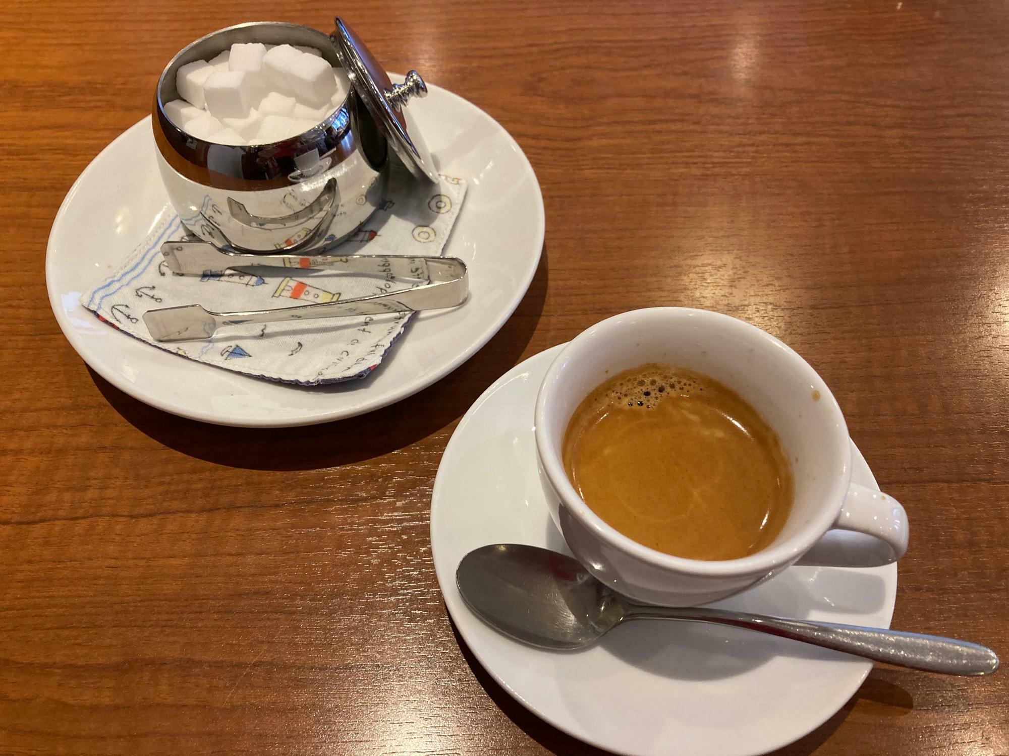 コーヒーも美味。角砂糖がパリのカフェを思い出させる。（撮影協力　シェ・アンドレ）