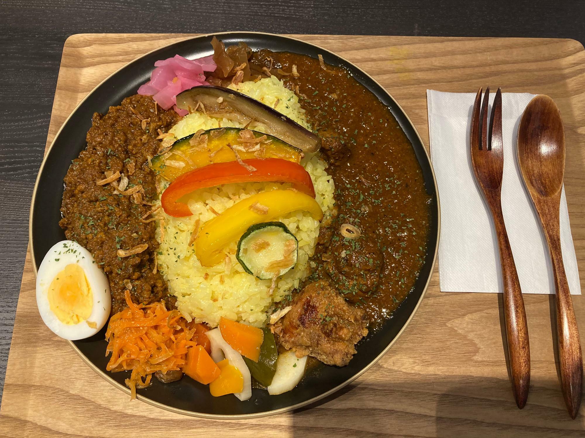 右が日替わりカレー、左がドライカレー。ご飯がサフランライスなのが嬉しいです。