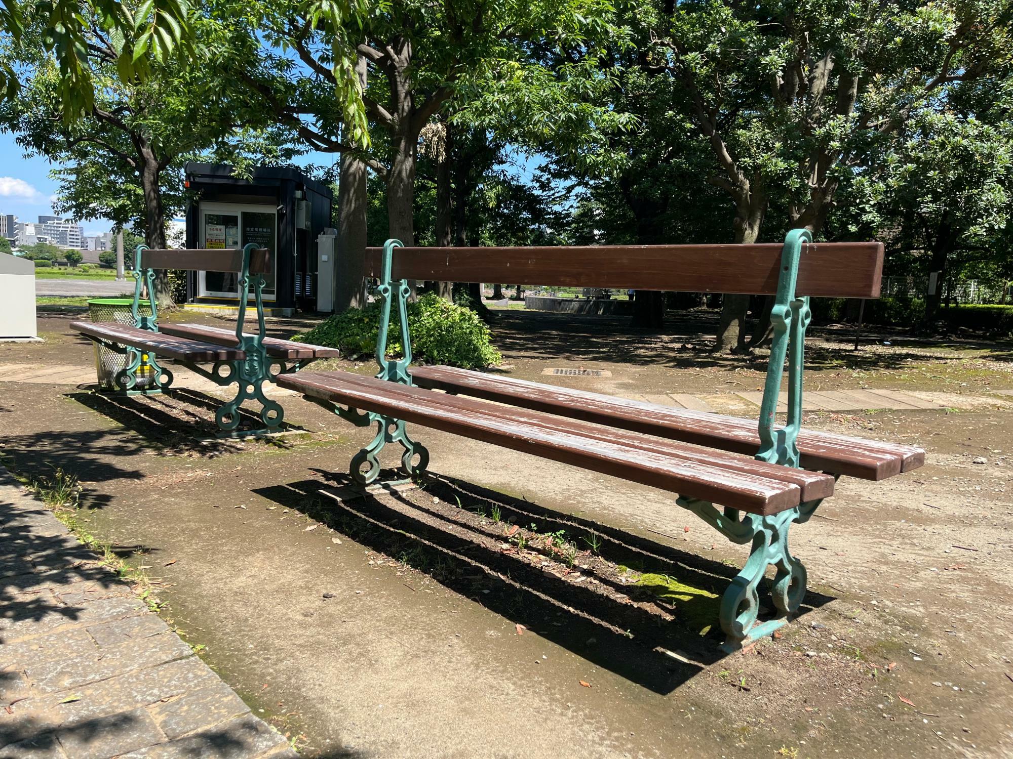石川島公園のパリ広場にあるベンチ