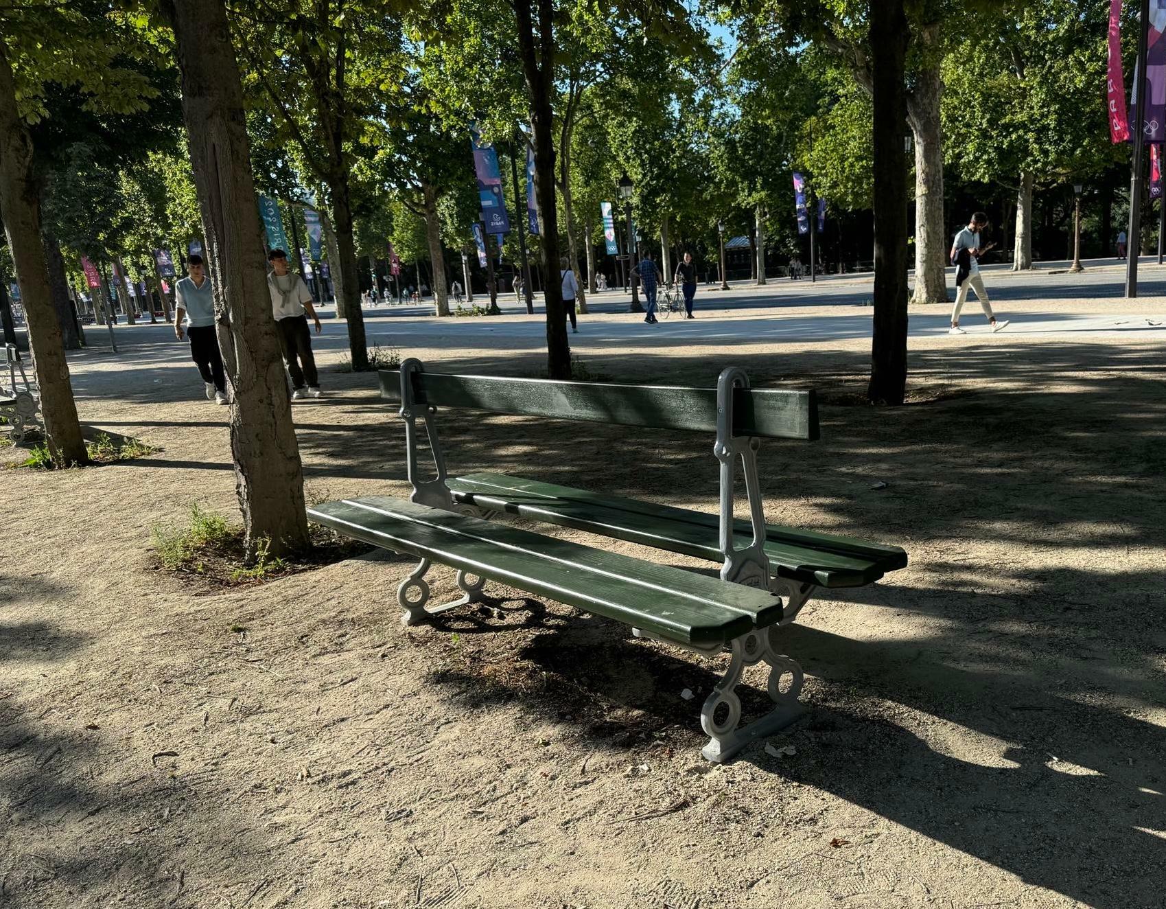パリの公園や歩道に置かれているベンチ