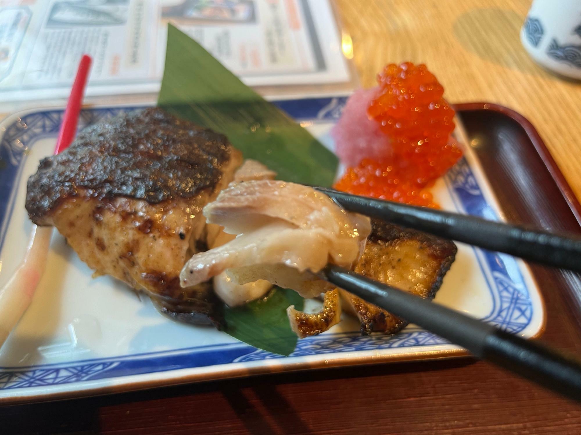 ふっくらジューシーな焼き魚。脂が適度に落ちているので、魚の旨味が濃縮されています。