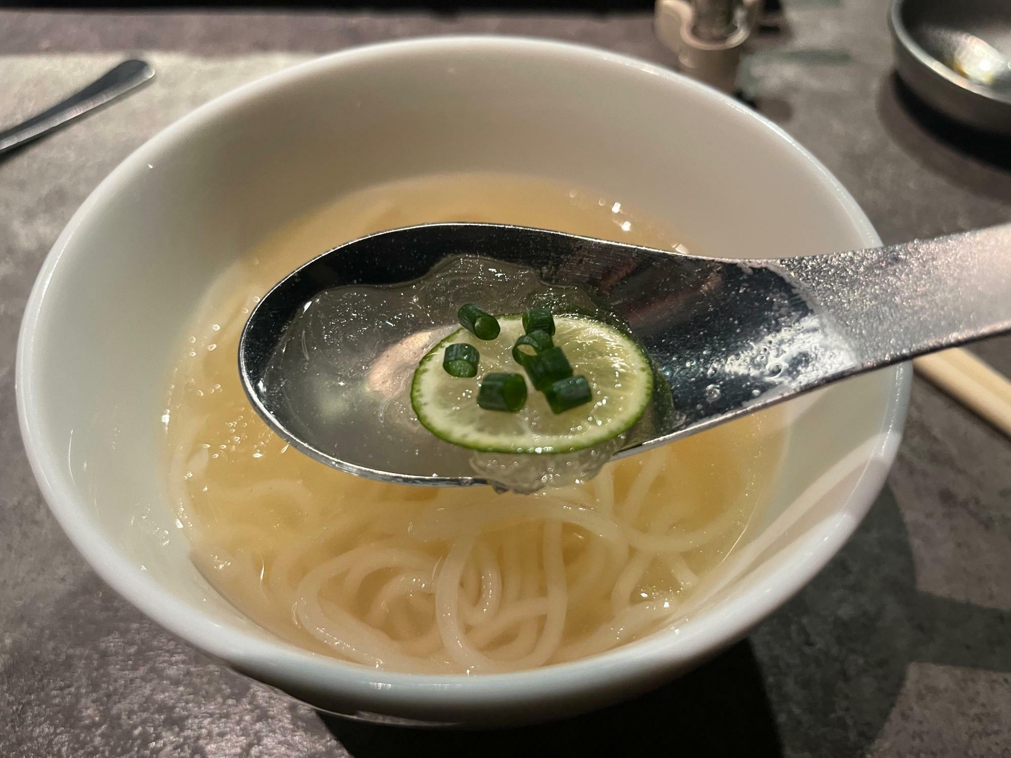 さっぱりとした氷結冷麺。つるつるシコシコの麺が美味。