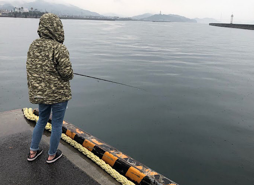 小雨が降る中でも一緒に釣りをしてくれる妻に感謝