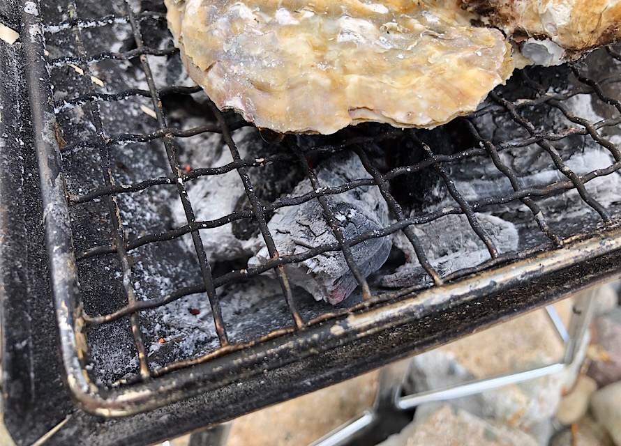 牡蠣から出た汁がついた箇所は、火が完全に消えました