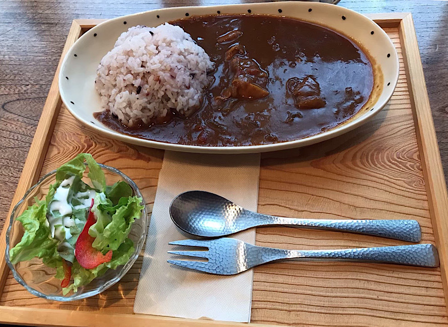 釣り場の近くでカフェを見つけてランチ