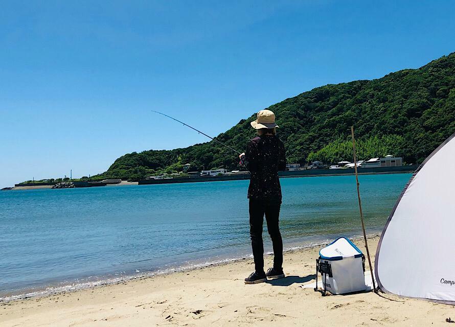 九州のきれいな砂浜で釣りをするタビカツリ嫁