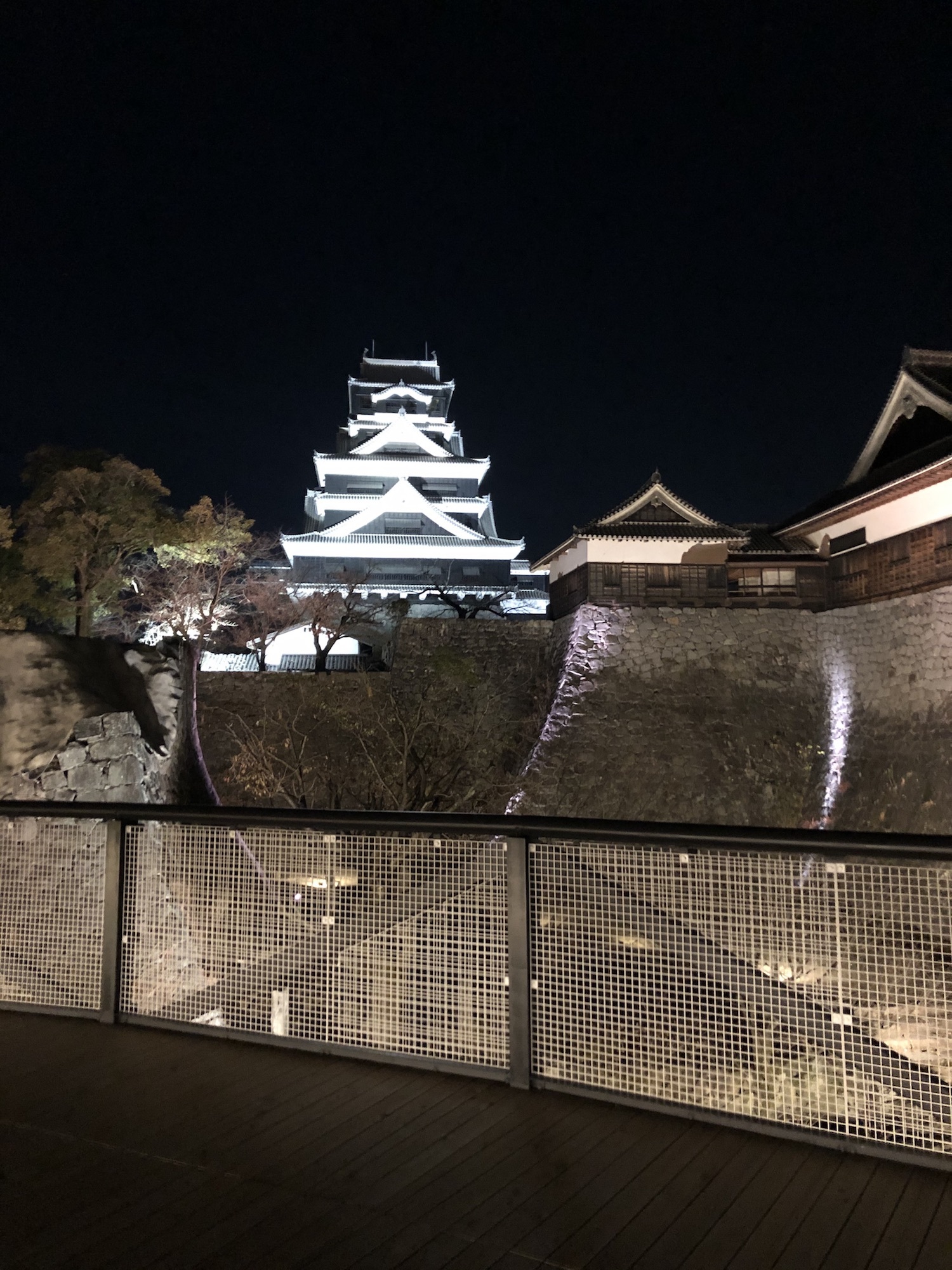 通路からライトアップされた熊本城を望めます。