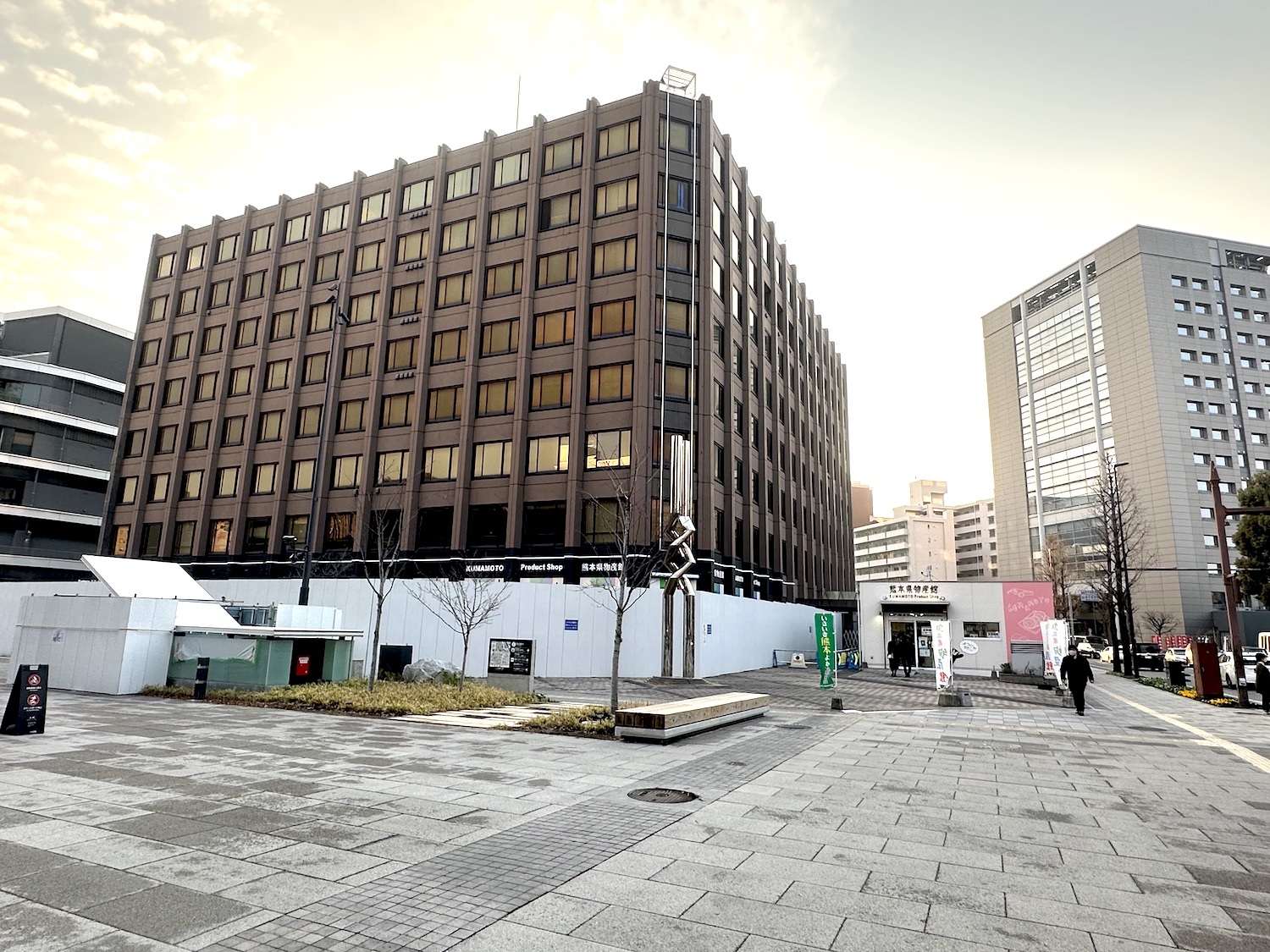 解体中のNTT西日本桜町ビル横に仮店舗があります。