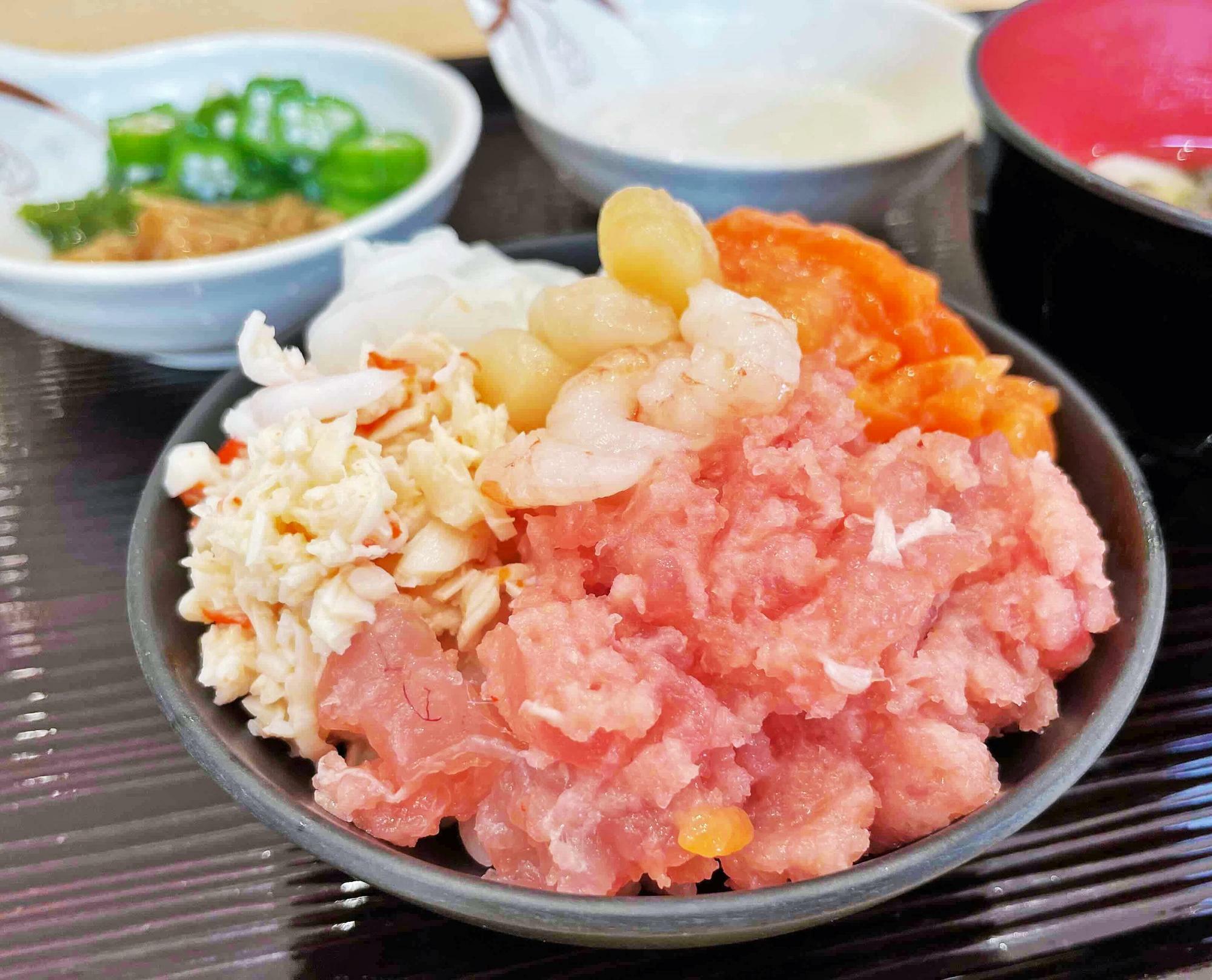 朝食バイキングで茶碗に海鮮を盛った「海鮮のっけ丼」