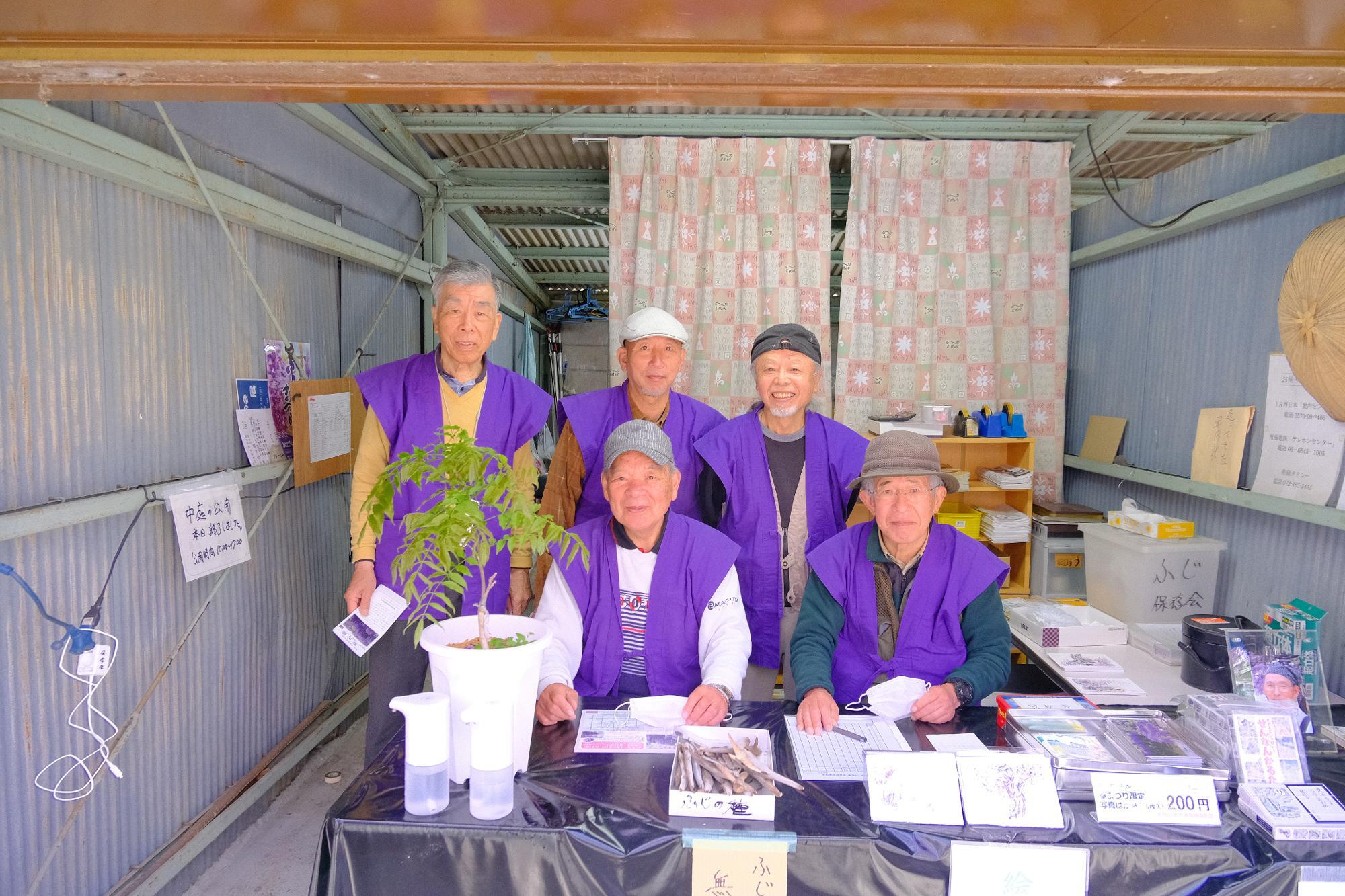 地元有志からなるボランティア団体「藤保存会」のみなさん。(後列中央 梶本 和宏さん)
