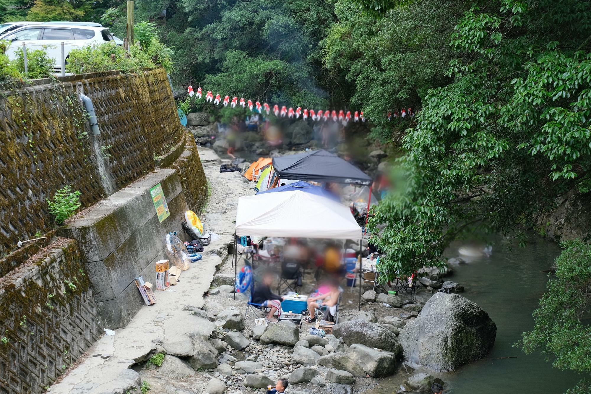 「犬鳴山WOODS」から3分ほど下ったところにある川遊びスポット