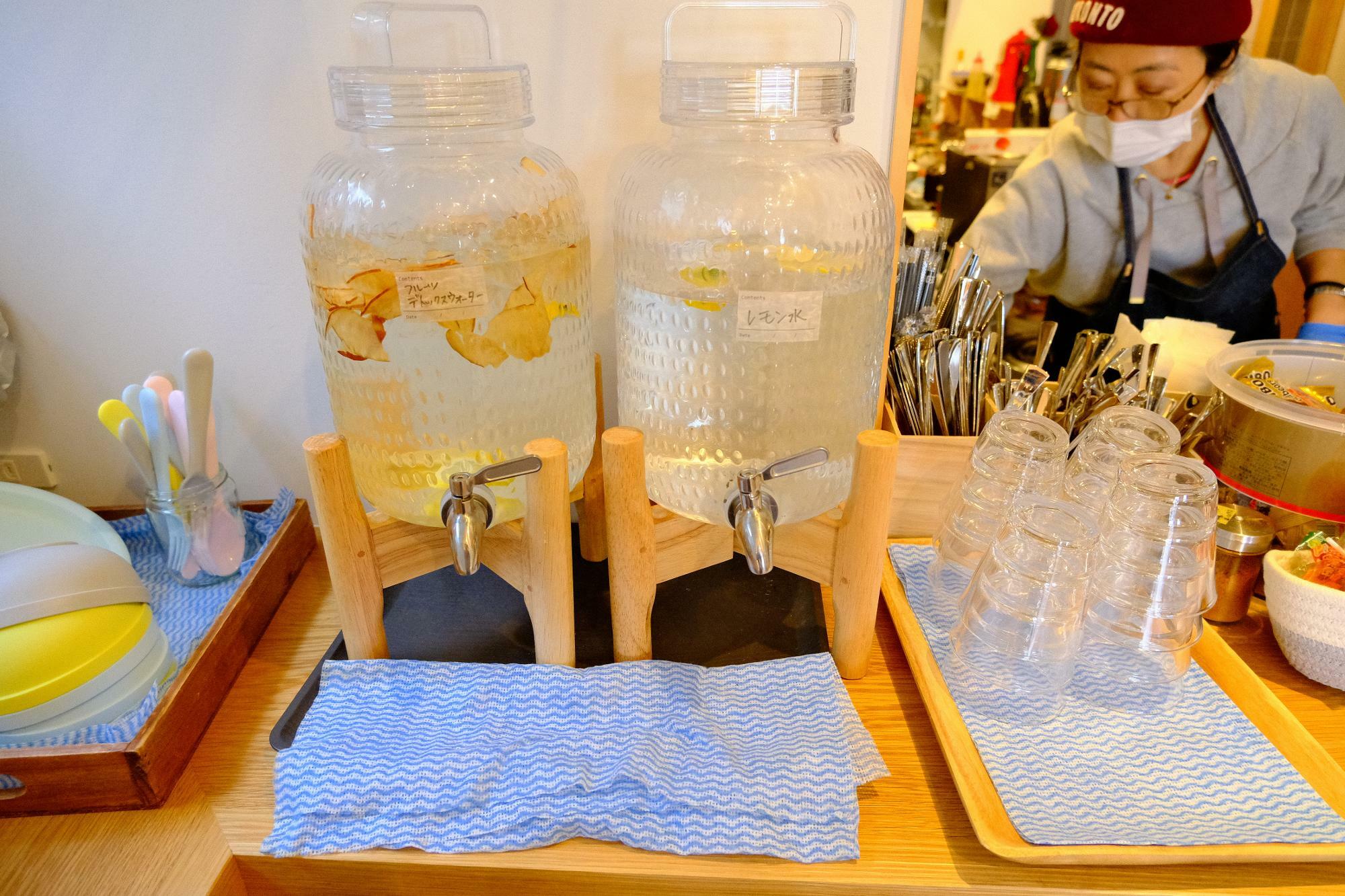「フルーツデトックスウォーター」と「レモン水」はセルフサービス。お水が2種類から選べるなんて贅沢ですね！