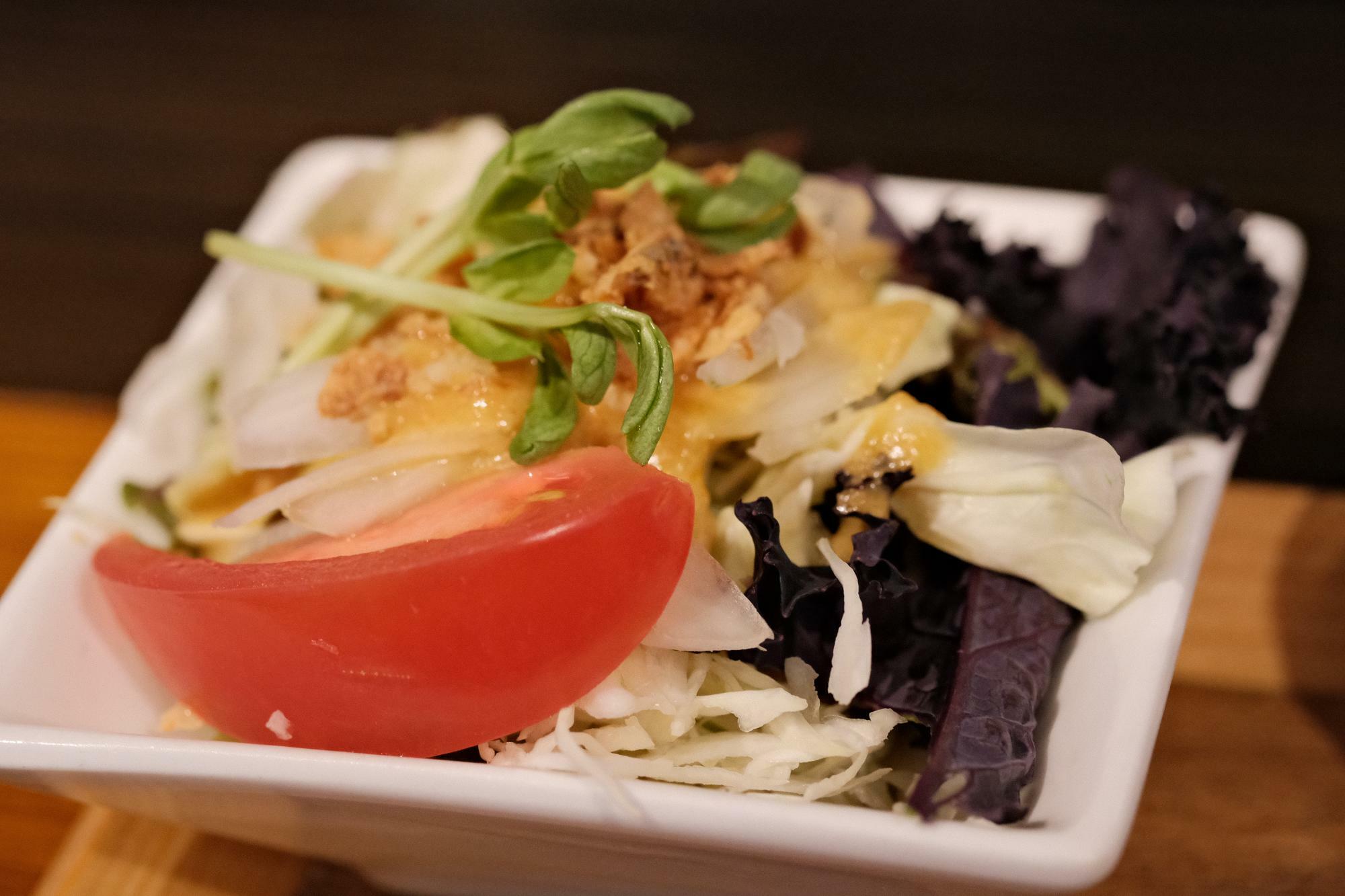 泉州産の野菜を使用したサラダはシャキシャキで自家製ドレッシングもおいしい！