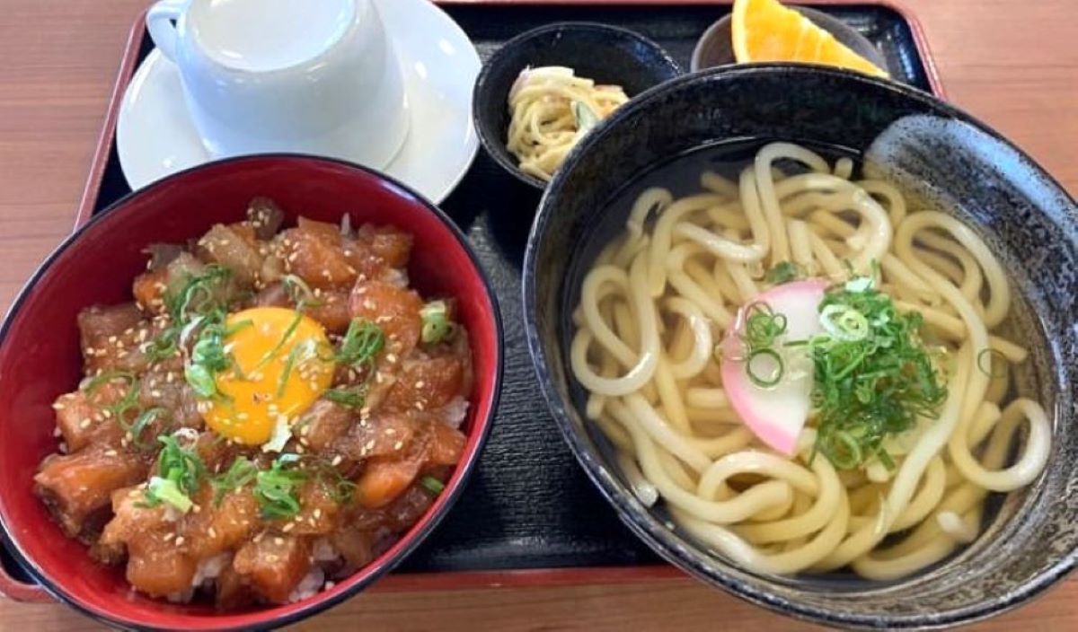 海鮮ユッケ丼、かけうどん、小鉢、フルーツ、コーヒー1杯付き