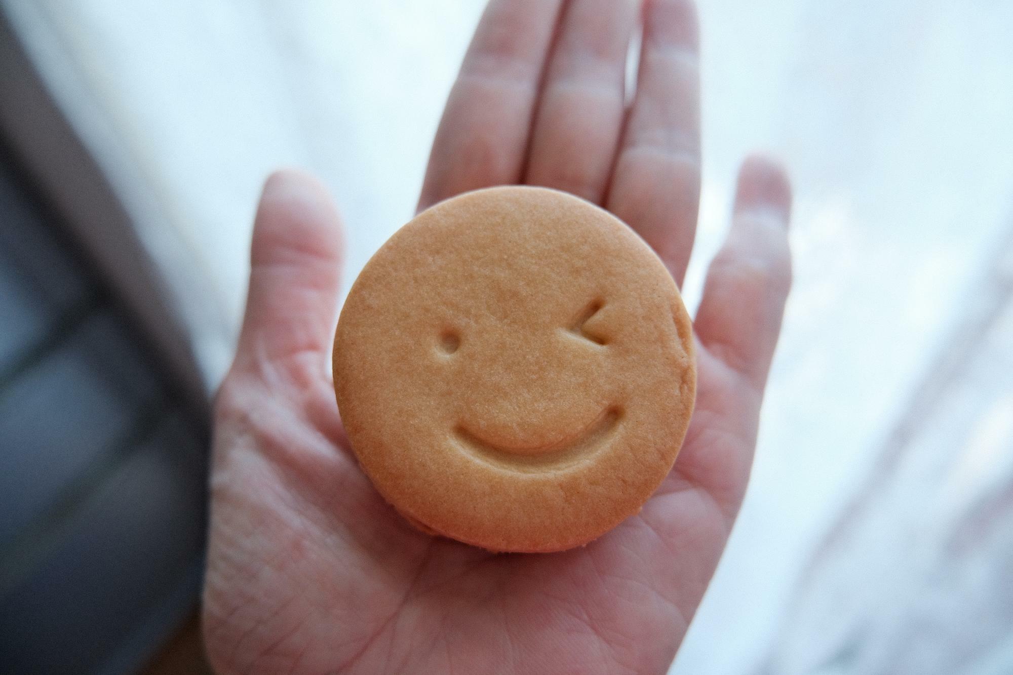 チーズクリームがサンドされたサクサククッキー。ニコニコ笑顔でハッピーに