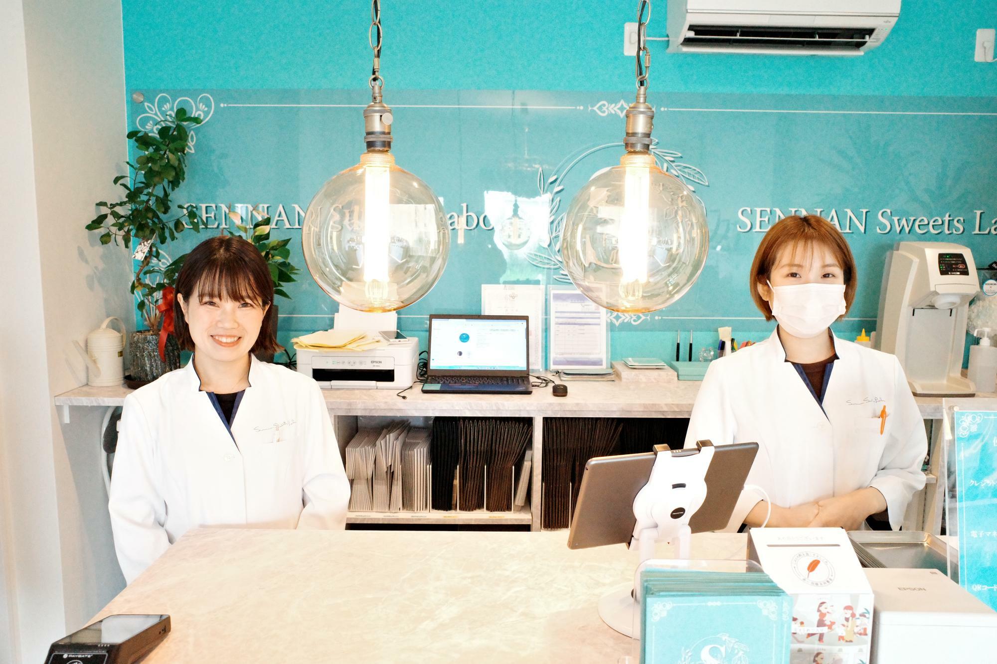”研究所” のような制服が素敵！　(写真右) 阪巻 千春さん