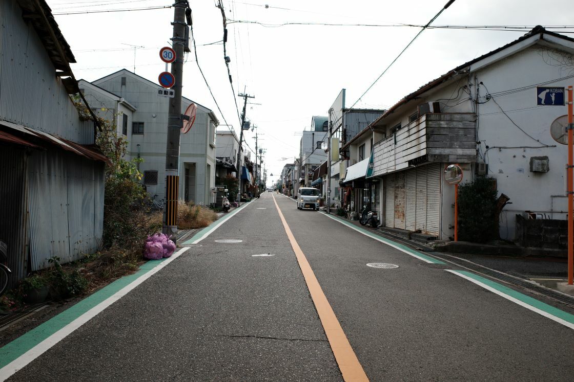 閑散とした樽井駅前通り商店街(2023年11月30日撮影)