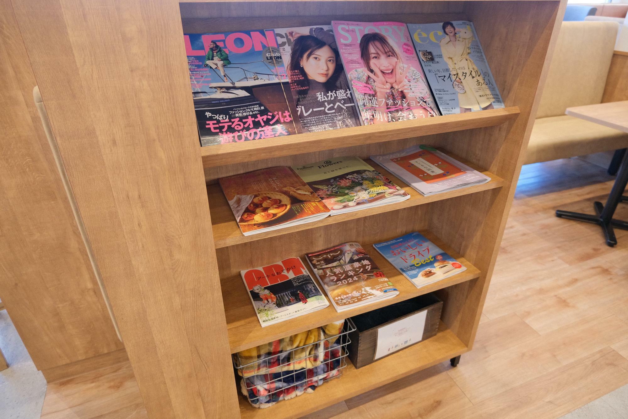ファストフード店ではめずらしい “好きな雑誌を自由に読める”サービスも