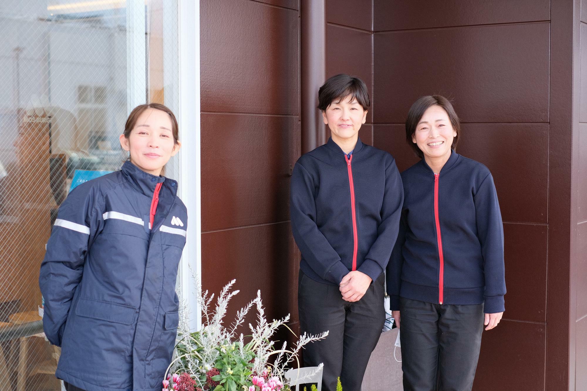 写真左から 店長の井上千恵さん、ベテランスタッフの石野さんと樹下さん
