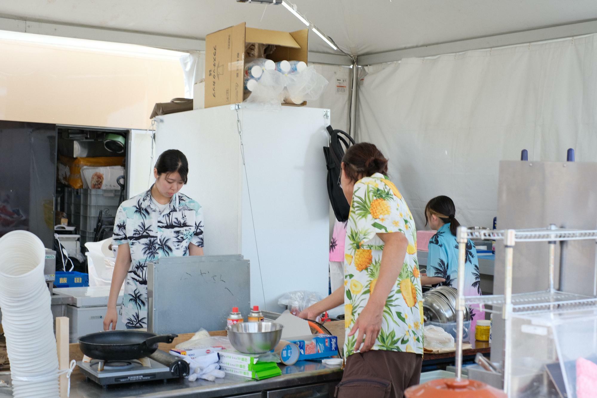 スタッフさんのアロハシャツ姿もナイスです