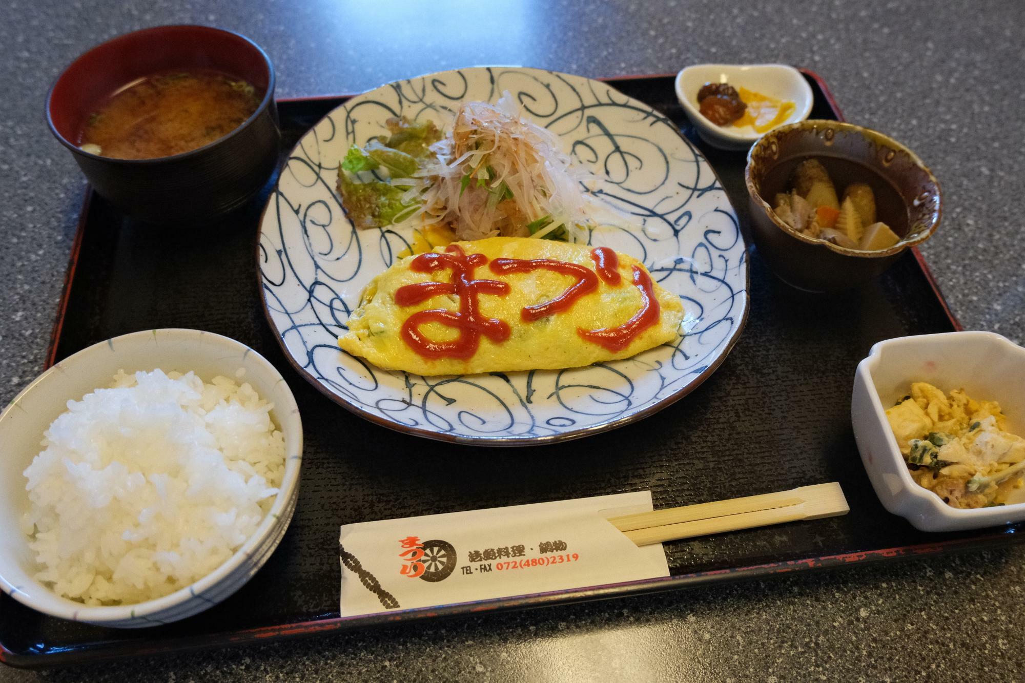 「牛すじ赤ワイン煮入り まつり特製オムレツ定食」(小鉢2品付)　1000円　＊コーヒーor紅茶付き