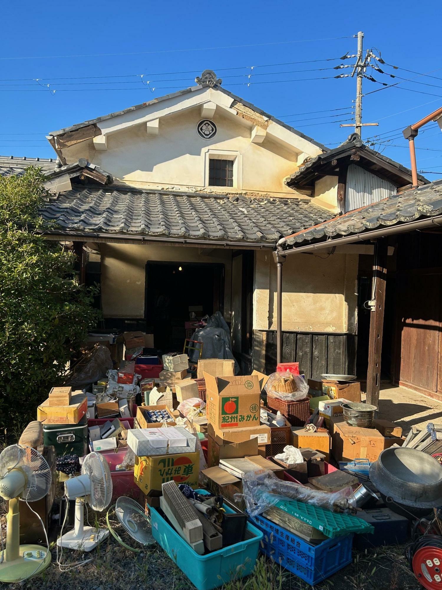 「家まるごと」お世話をした過去の作業風景　(写真提供 「八船」)