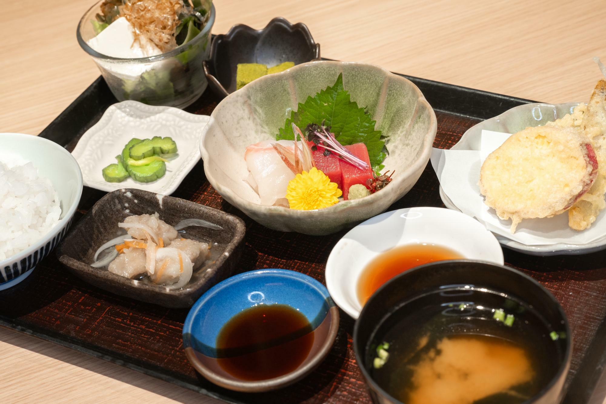 「青庵ランチ」1250円(画像提供「天然温泉　泉州の湯　関西空港」)