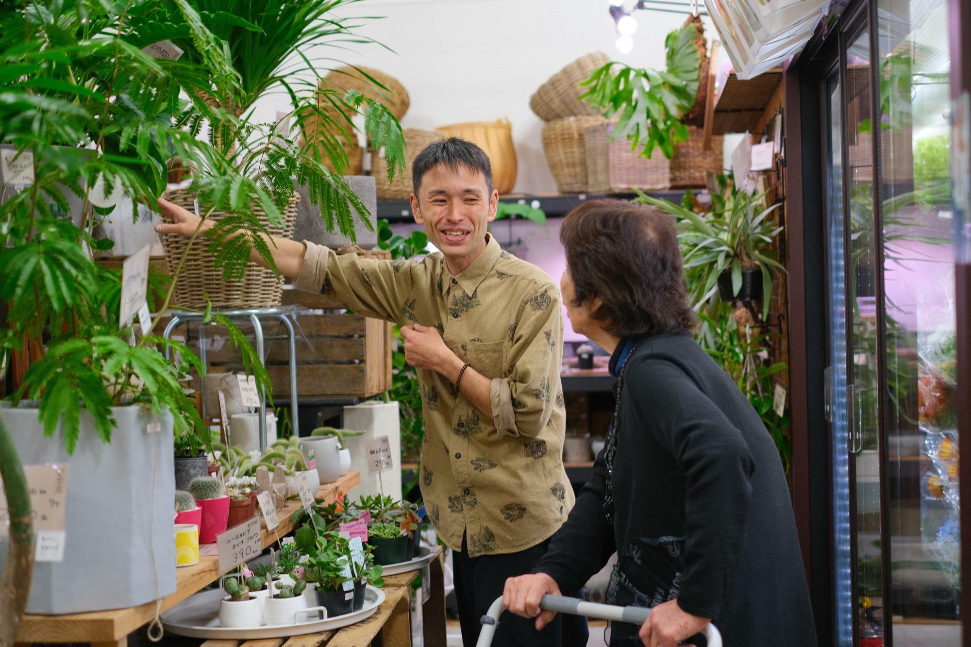 植物について何でも教えてくれる高橋さん。お客さんとの対話を大切にされています