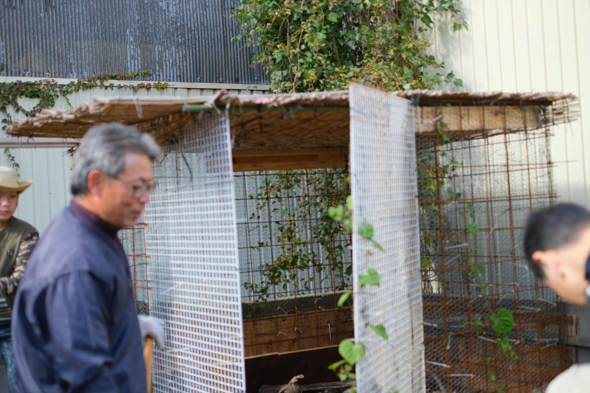 150匹ものカブトムシを飼育していたという小屋の周りには、幼虫がいっぱい。こんな場所も、こどもにとっては「宝石箱」