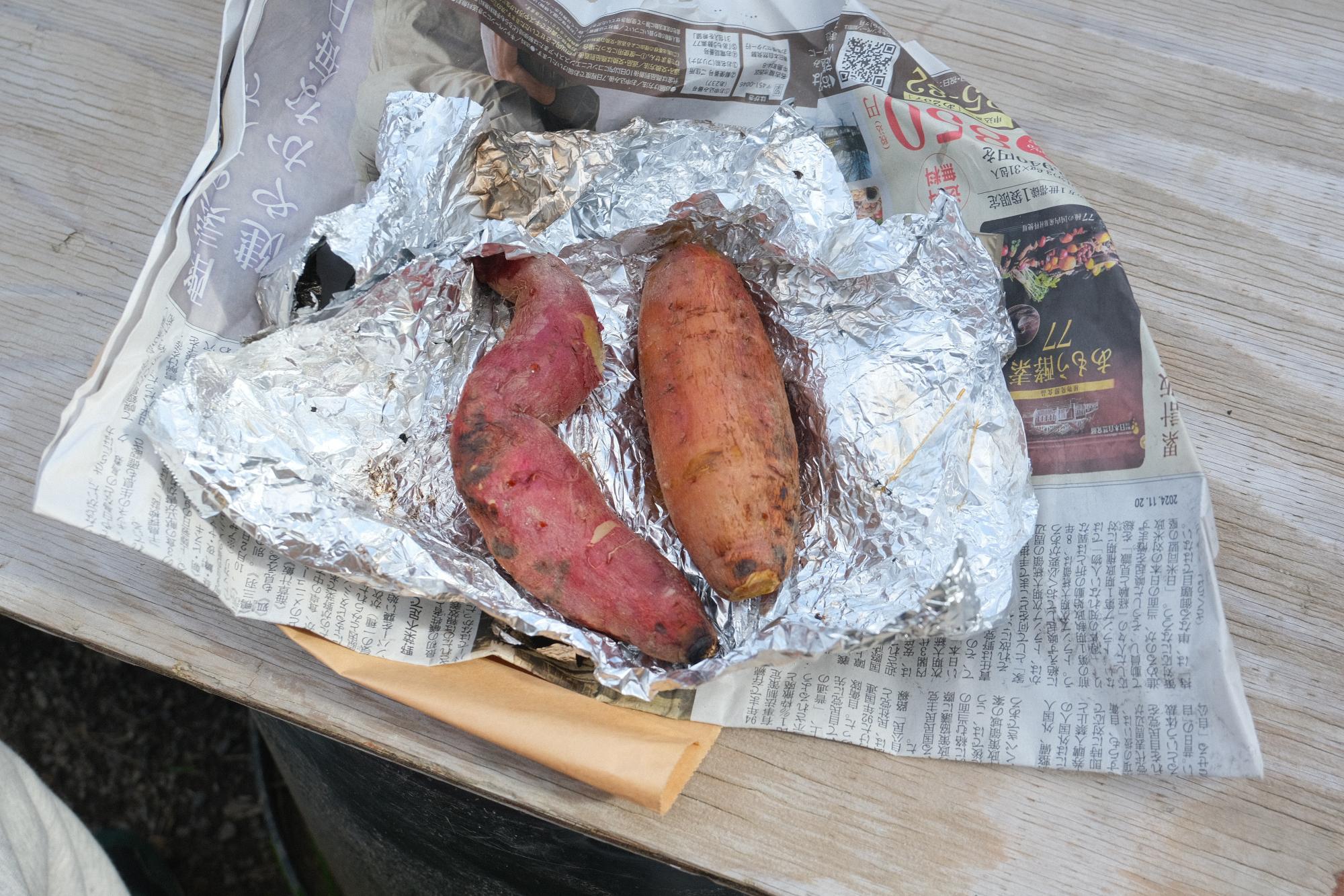 ふっくらと焼き上がりました！　(左)紅はるか　(右)安納芋