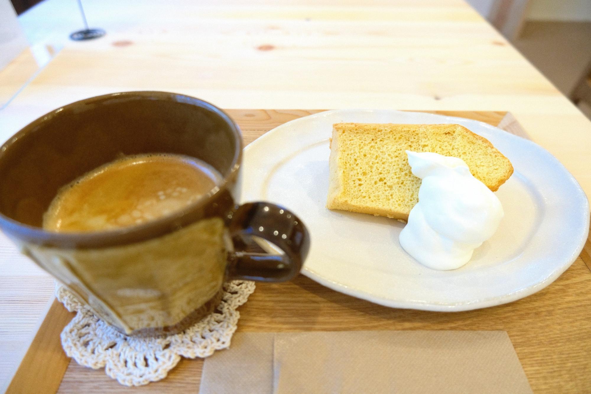 ホットコーヒーとシフォンケーキ。マグカップで提供するのは、「おうちのように過ごしてもらいたい」という想いから