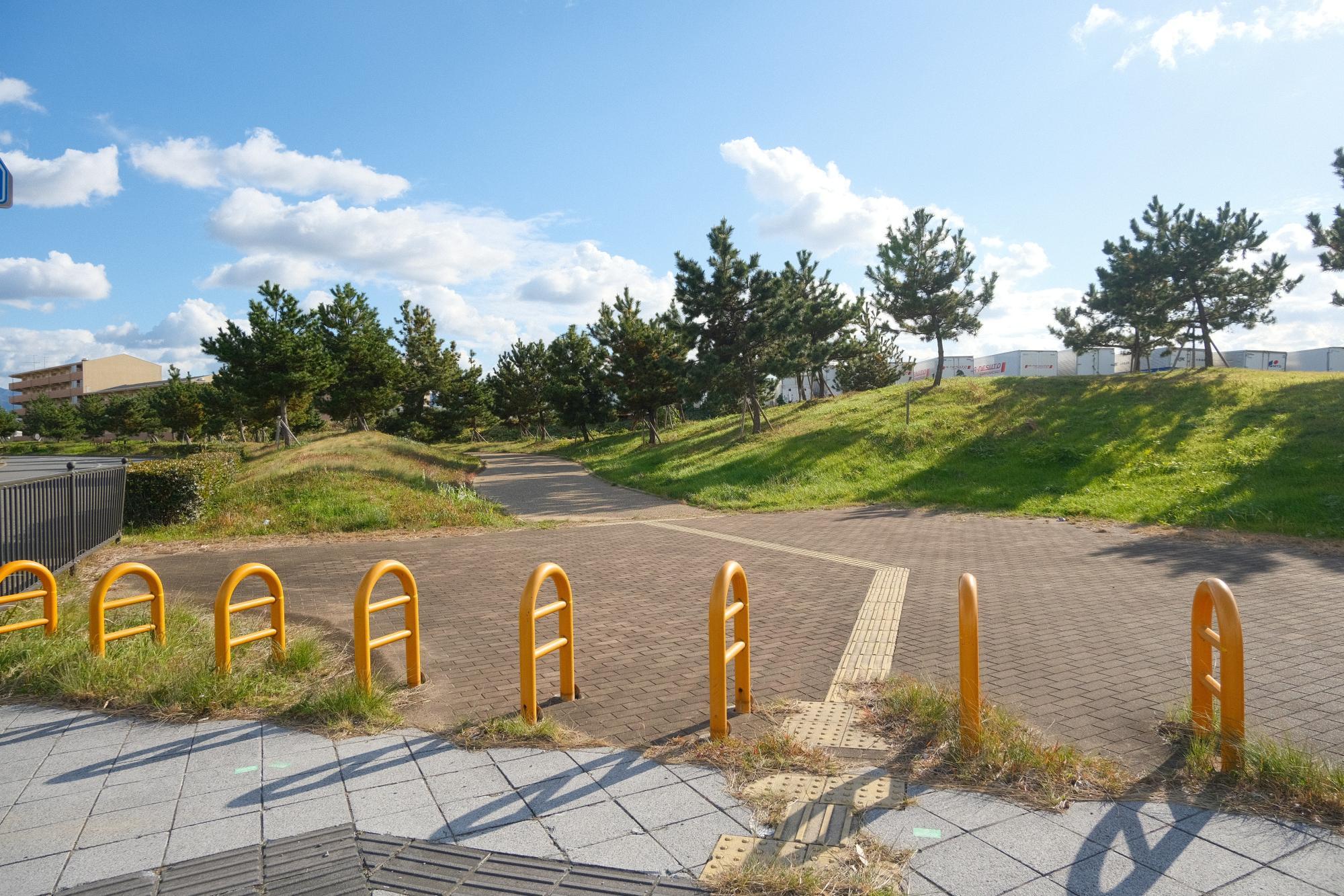 府道63号線(海側)から見た「遊歩道」の入口。まっすぐ進むと、突き当り手前右手に「府営泉南岡田住宅」がある