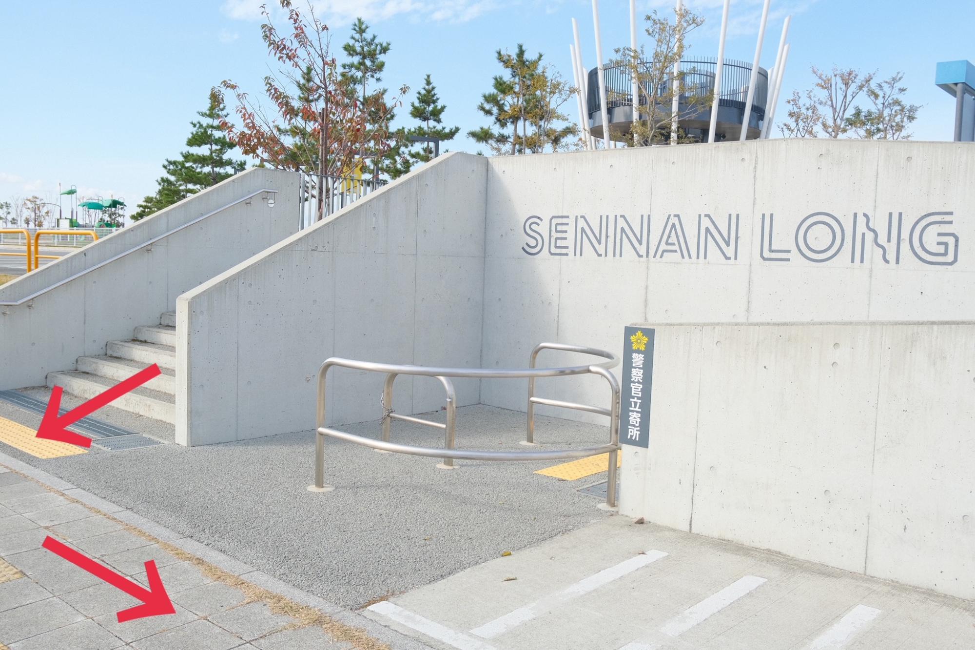 「SENNAN LONG PARK」(泉南りんくう公園)の北端(大阪方面)の出口。ここから府道63号線側のゲートを目指すのが「入口」までの最短ルート(B)