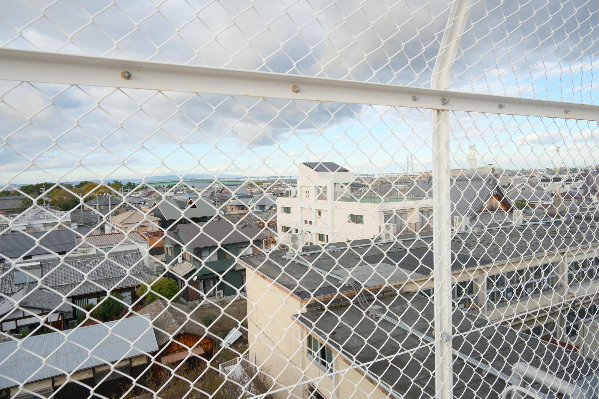 遠くに関空連絡橋がかすんで見える